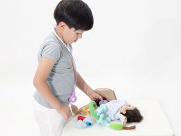Malý pacient Erwin - interaktivní panenka