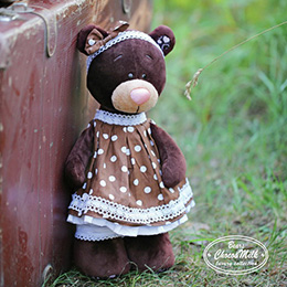 Plyšový medvídek Milk - hnědé puntíkované šaty, stojící