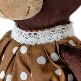 Plyšový medvídek Milk - hnědé puntíkované šaty, stojící